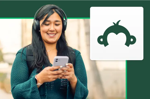 Vrouw die koptelefoon draagt en een telefoonscherm bekijkt naast een logo van SurveyMonkey Goldie